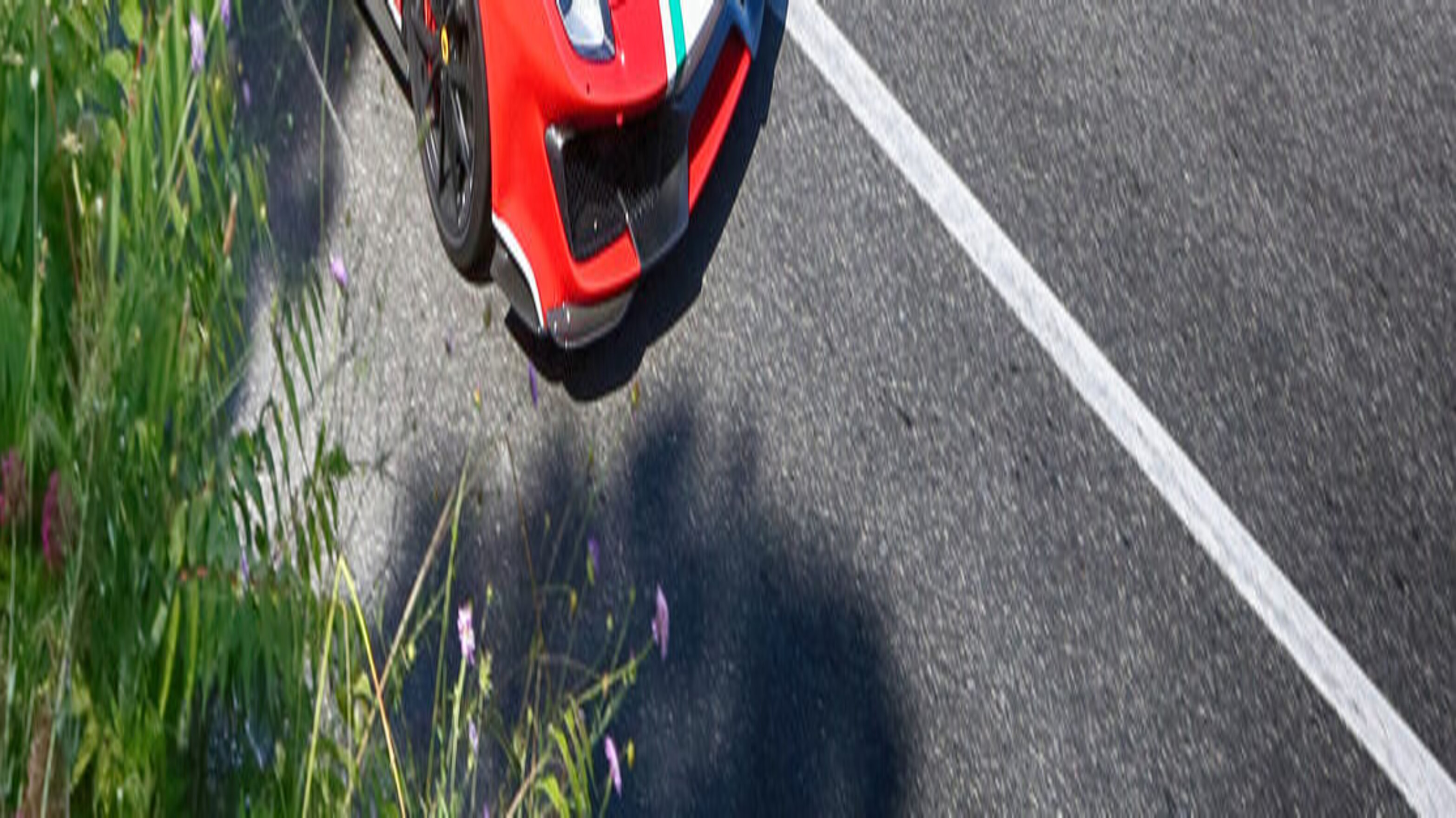 Ein Ferrari auf einer Küstenstrasse