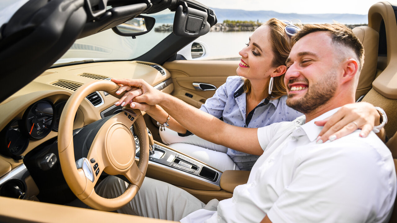 ein Paar im Cabrio