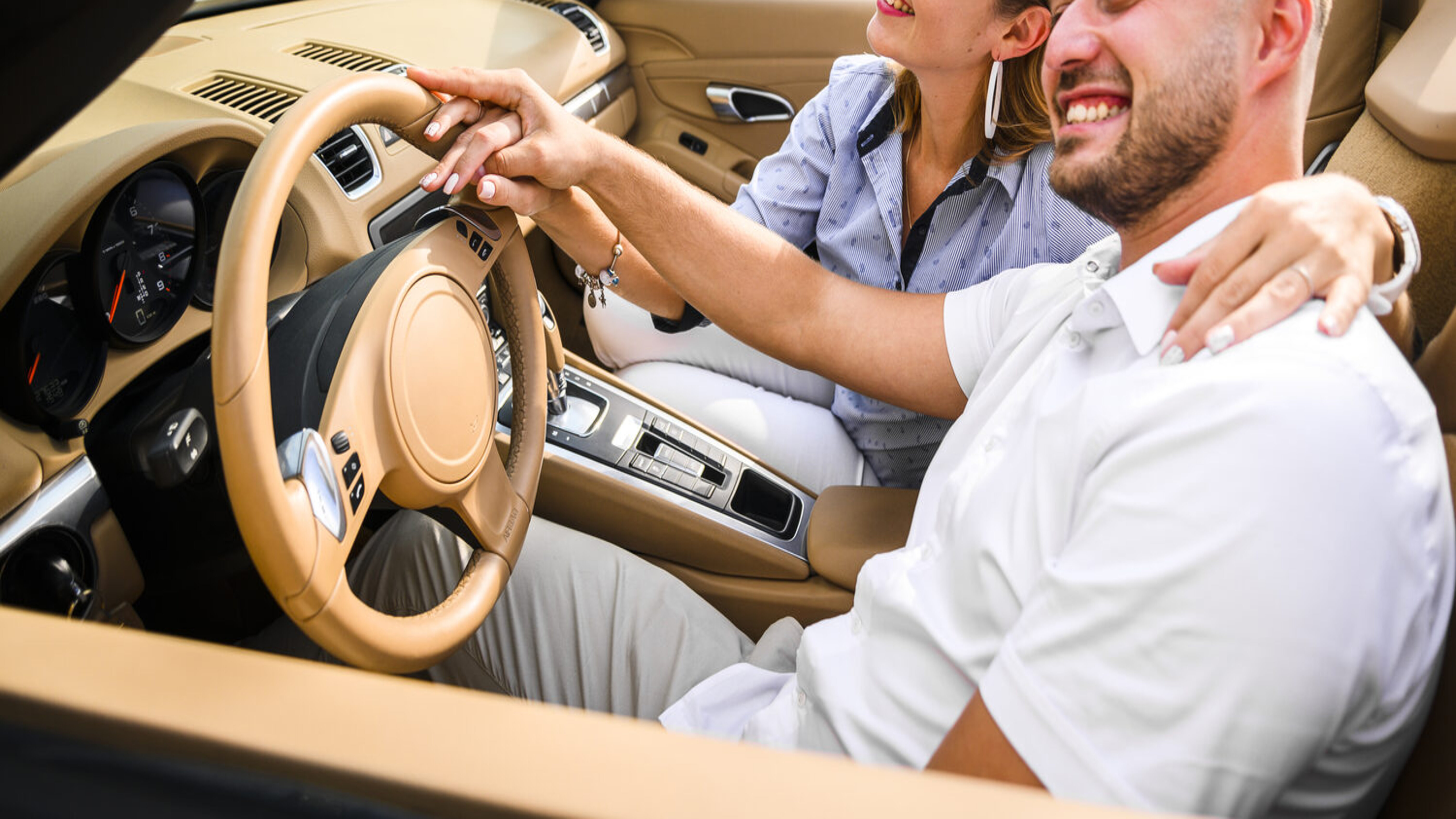 ein Paar im Cabrio