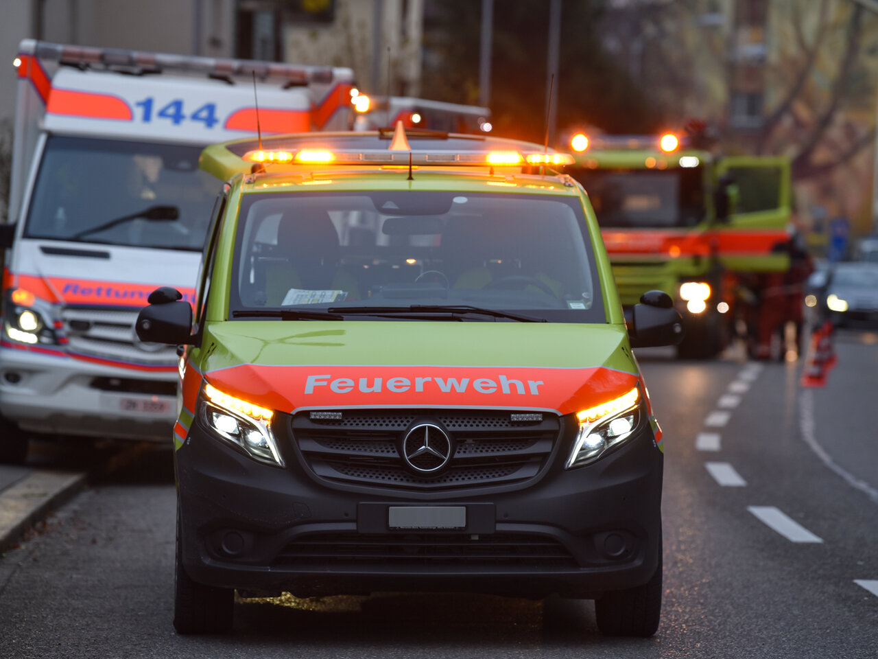 Hört man das Horn und sieht das blaue Licht gilt: Strasse sofort freigeben.