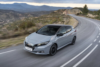 Das Elektroauto Nissan Leaf fährt auf einer Landstrasse.