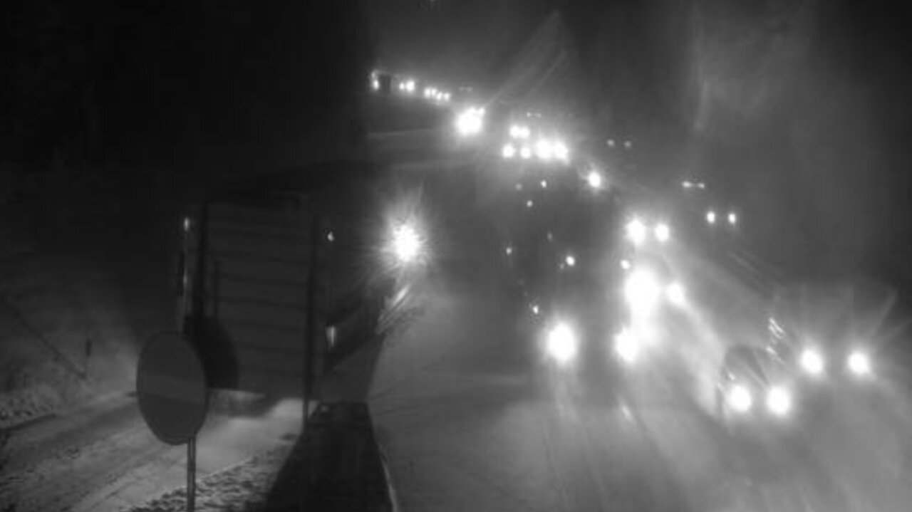In Winterthur-Töss ist der Verkehr auf der A1 ebenfalls durch den Schnee ausgebremst. Bild: Webcam