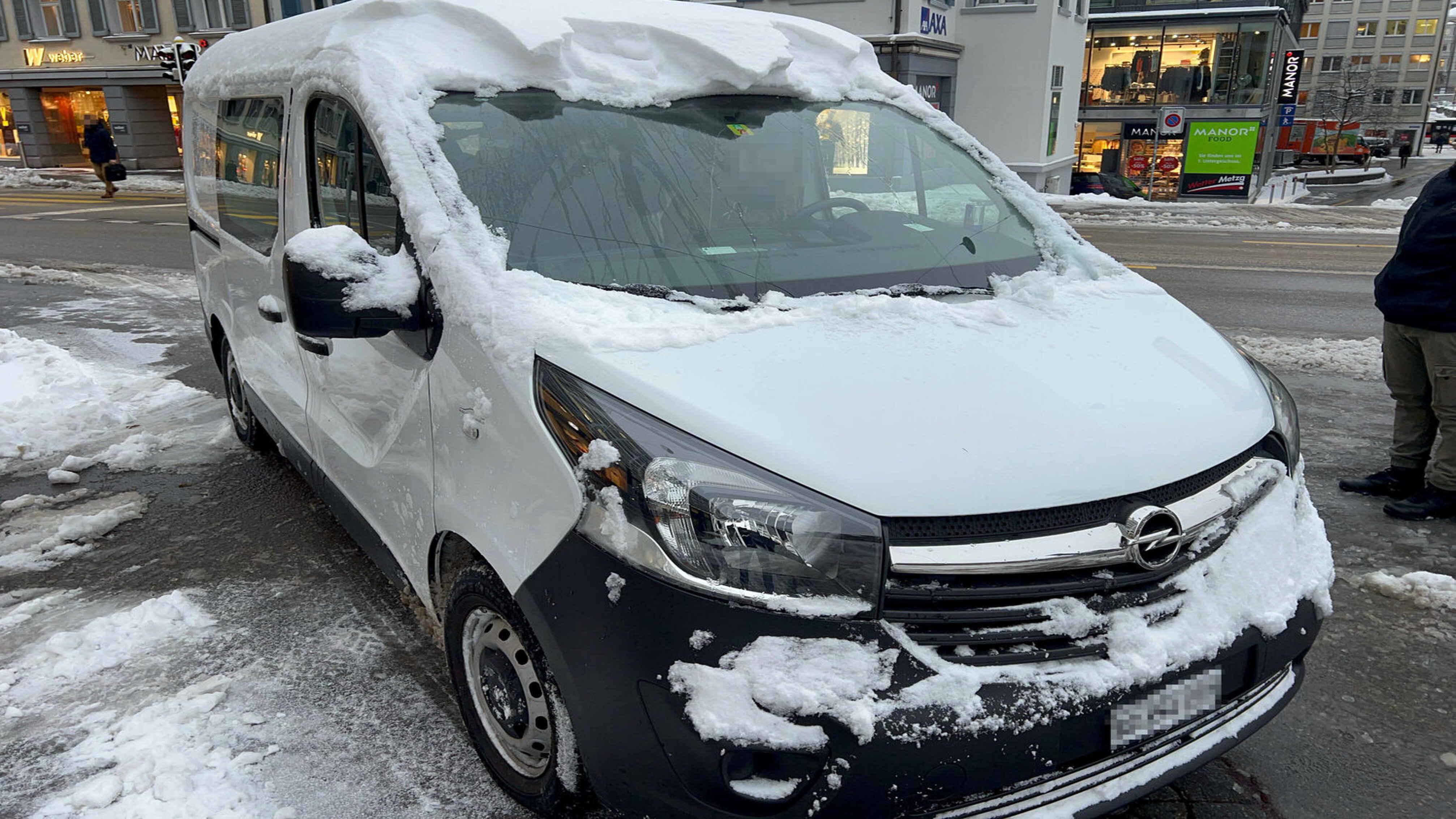 Im Rahmen einer Verkehrskontrolle wurden am Montag (8. Januar) ein Dutzend Autos kontrolliert, die mit Schnee auf dem Dach unterwegs waren. Eine Vielzahl davon hatte über 20 Zentimeter hohe Schneemassen auf dem Dach liegen. Der höchste Berg betrug laut der Stadtpolizei St. Gallen 24 Zentimeter. Gemäss den Strassenverkehrsregeln müssen Fahrzeuge vor Abfahrt von Schnee und Eis befreit werden, um zu verhindern, dass Schnee oder Eis während der Fahrt hinunterfallen. Dadurch könnte die Sicht auf die Strasse beeinträchtigt sowie andere Personen gefährdet oder gar verletzt werden. Zudem müssen sämtliche Scheiben, Lichter und Kontrollschilder eisfrei sein. Bild: Stapo SG