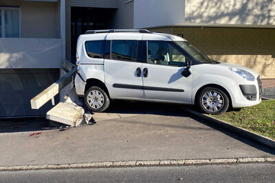 Ein Glück, dass vom rückwärtsfahrenden und führerlosen Auto niemand angefahren wurde. Bild: Zuger Strafverfolgungsbehörden