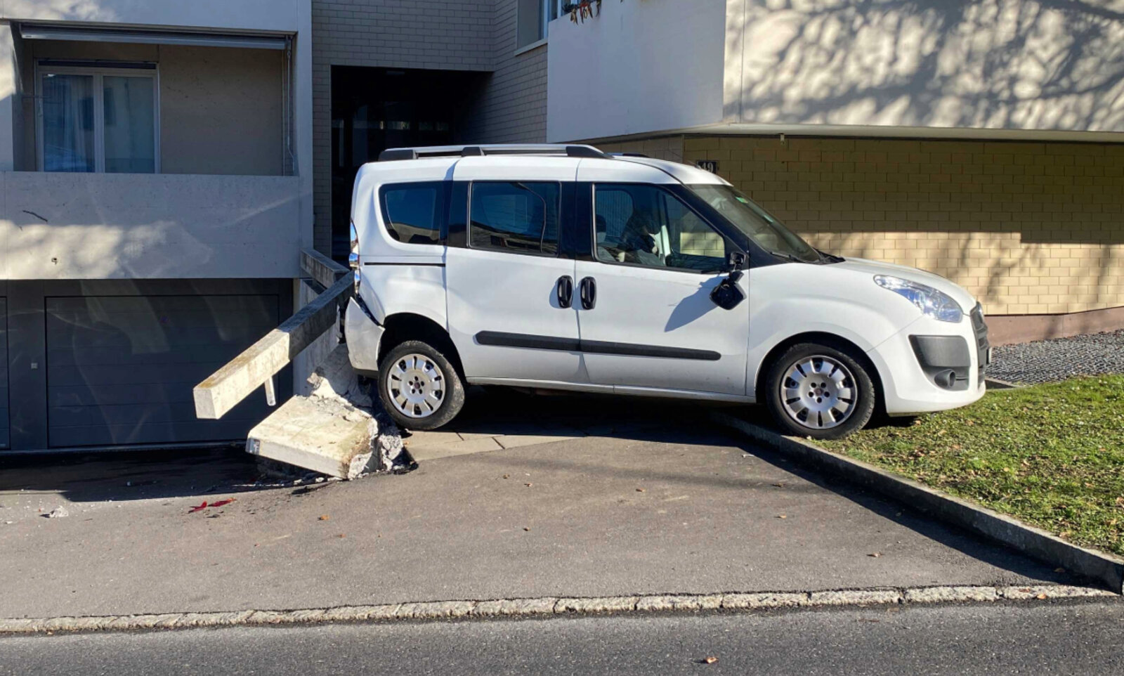 Ein Glück, dass vom rückwärtsfahrenden und führerlosen Auto niemand angefahren wurde. Bild: Zuger Strafverfolgungsbehörden