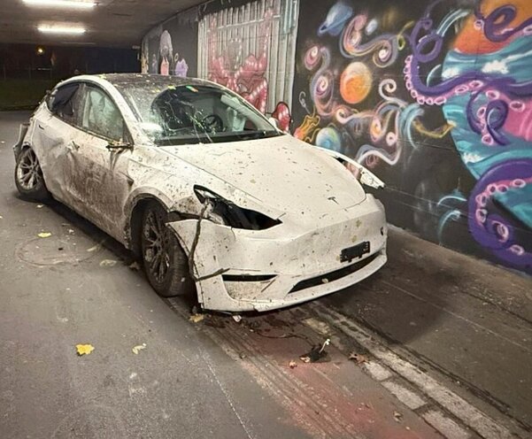Demoliert und führerlos wurde der Tesla in der Unterführung in Neuenhof AG angetroffen. Bild: Kantonspolizei Aargau