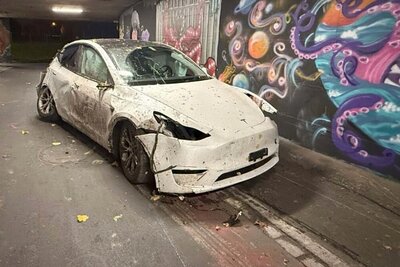 Demoliert und führerlos wurde der Tesla in der Unterführung in Neuenhof AG angetroffen. Bild: Kantonspolizei Aargau