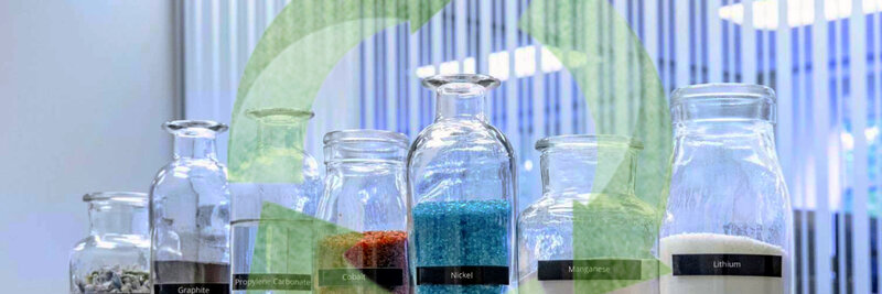 Gläser mit Batterierohstoffen drin