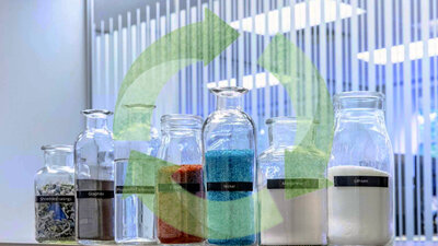 Gläser mit Batterierohstoffen drin