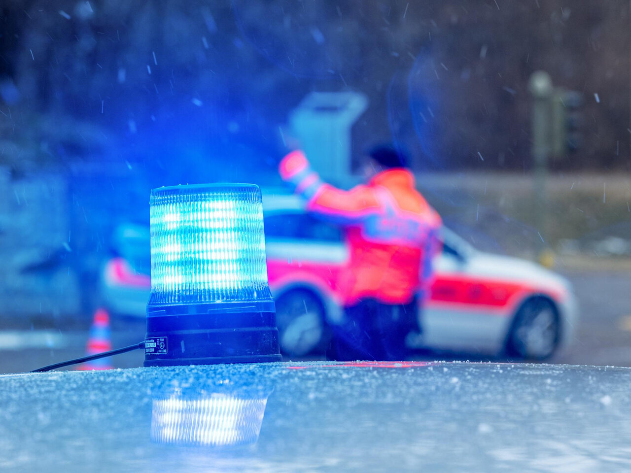 Gemäss Verkehrsregelverordnung dürfen Blaulicht und Wechselklanghorn nur gebraucht werden, solange die Dienstfahrt dringlich ist.