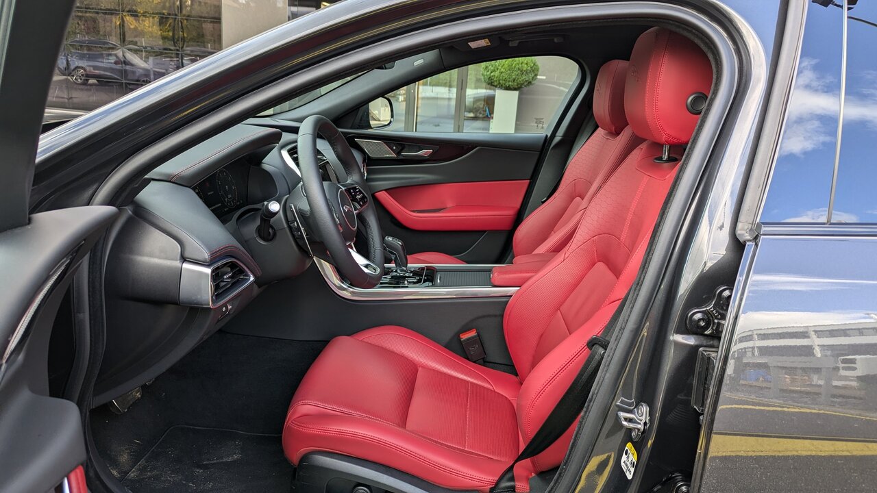 Vordersitze im Jaguar XE