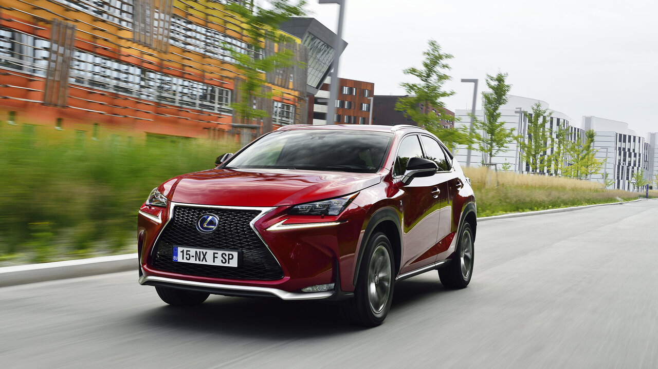 Lexus NX auf Strasse