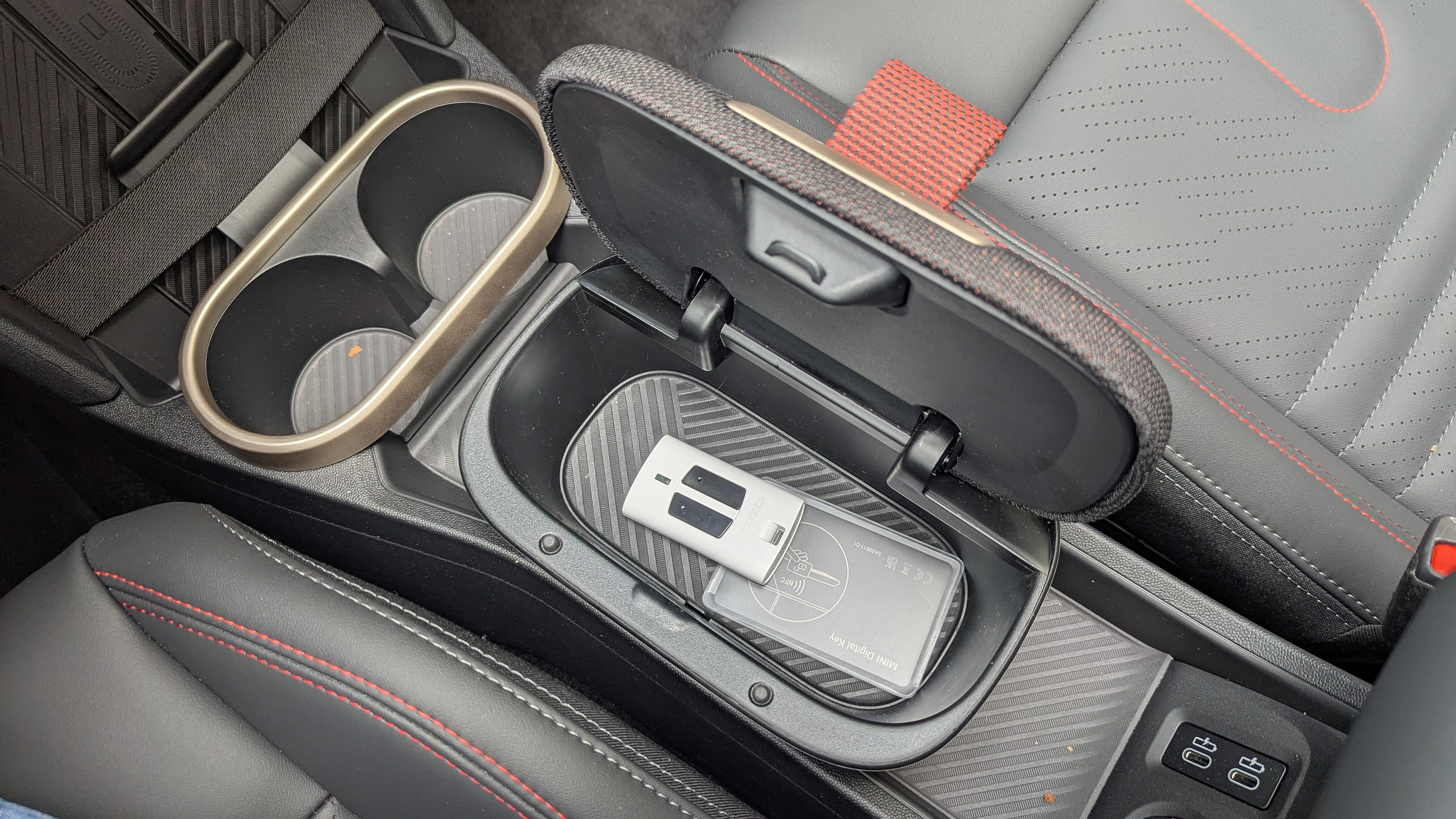 Offenes Ablagefach in der Mittelkonsole des Mini Cabrio