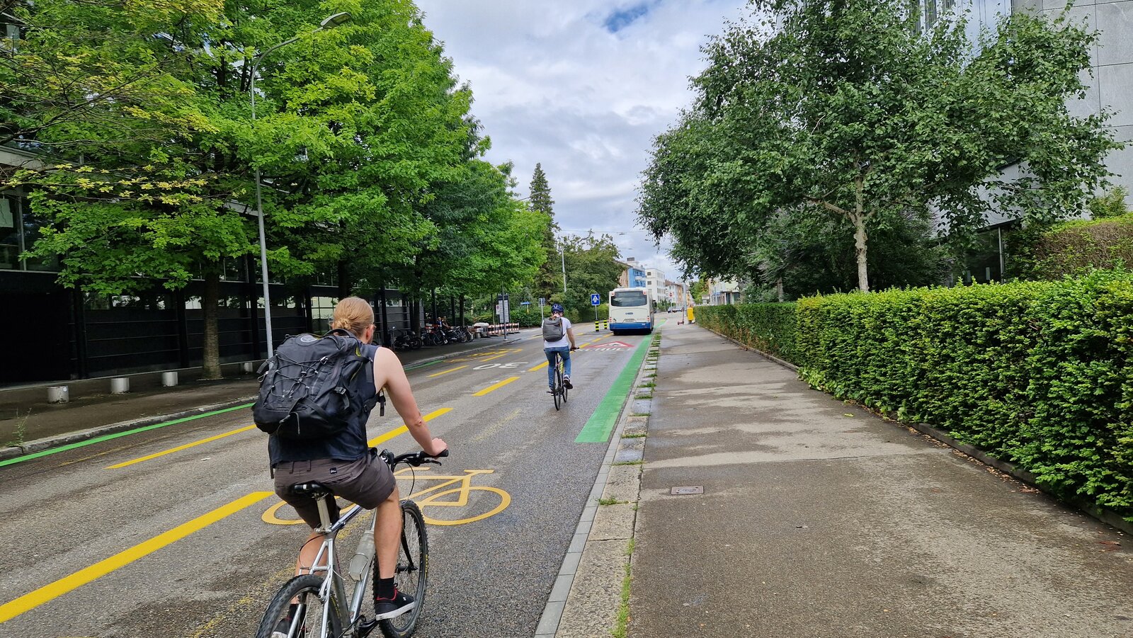 Zwei Velofahrer nutzen die Velostrasse auf der Baslerstrasse in Richtung Bahnhof Altstetten.
