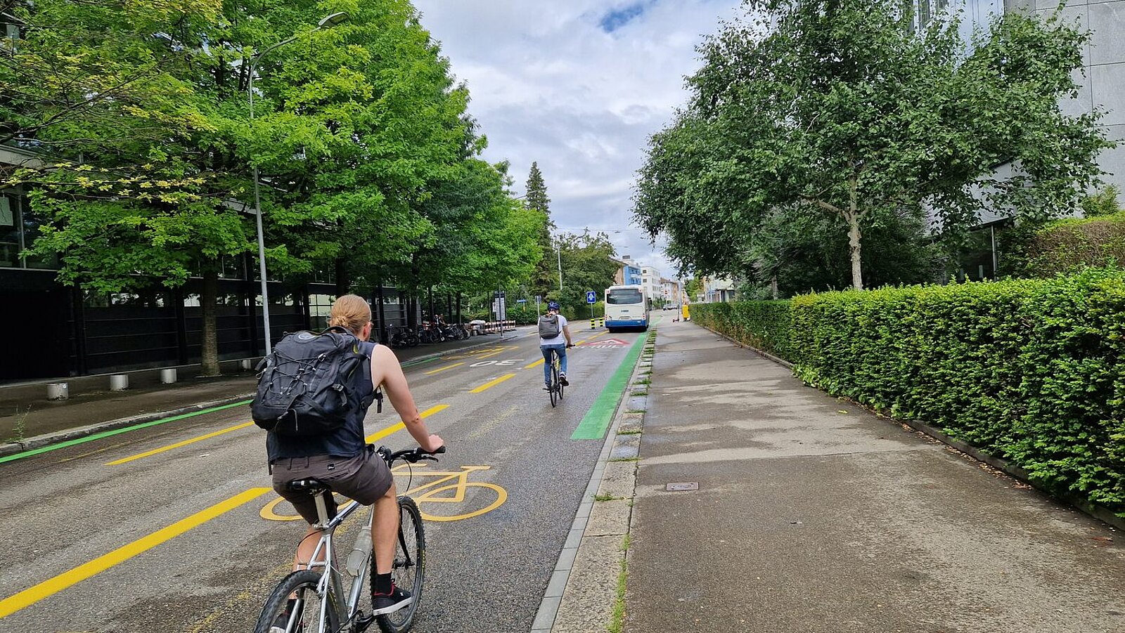 Zwei Velofahrer nutzen die Velostrasse auf der Baslerstrasse in Richtung Bahnhof Altstetten.
