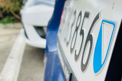 Fahrzeuge könnnen zwar dieselbe Schildnummer, nicht aber dieselbe Schildfarbe haben.