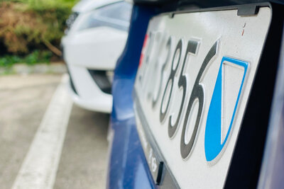 Fahrzeuge könnnen zwar dieselbe Schildnummer, nicht aber dieselbe Schildfarbe haben.