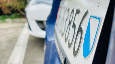 Fahrzeuge könnnen zwar dieselbe Schildnummer, nicht aber dieselbe Schildfarbe haben.