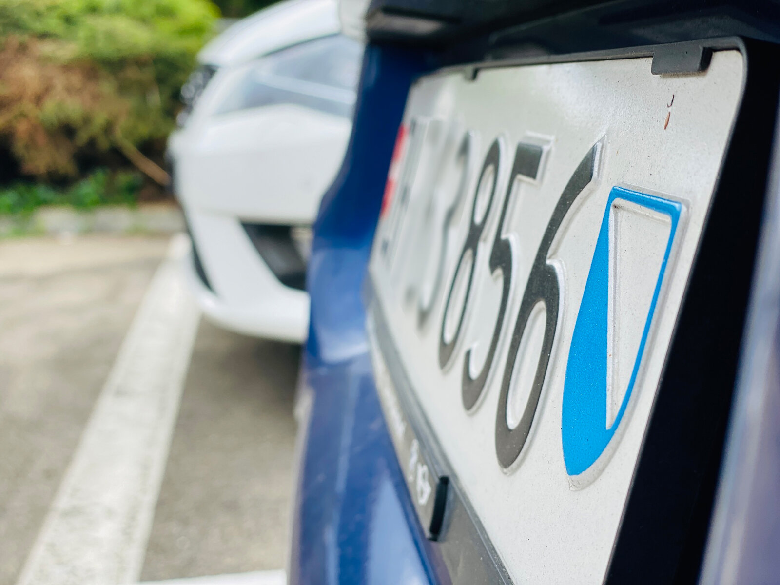Fahrzeuge könnnen zwar dieselbe Schildnummer, nicht aber dieselbe Schildfarbe haben.