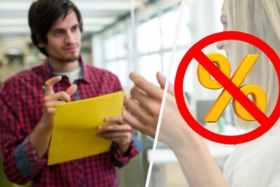 Zwei Menschen beim Feilschen um den Rabatt