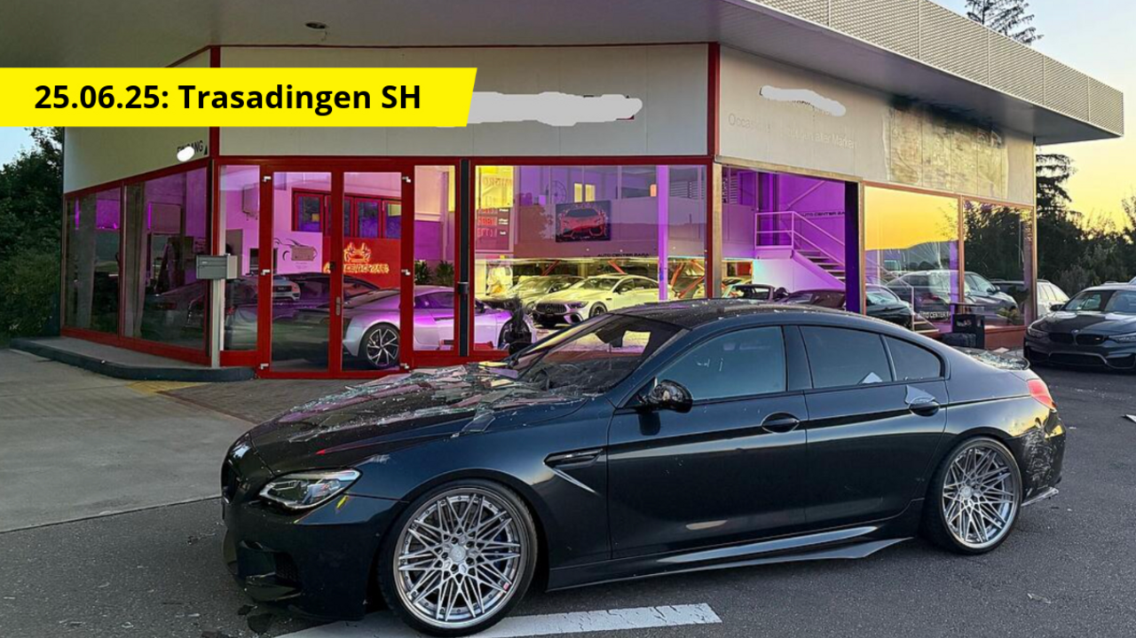 Bei diesen Autohändler im Kanton Schaffhausen entwendeten die Täter am am 25. Juni zwei hochwertige Fahrzeuge. Ein zuvor gestohlenes Fahrzeug, dass sie verwendeten, um die Türe zu rammen, liessen sie hingegen stehen. Bild: Polizei Schaffhausen