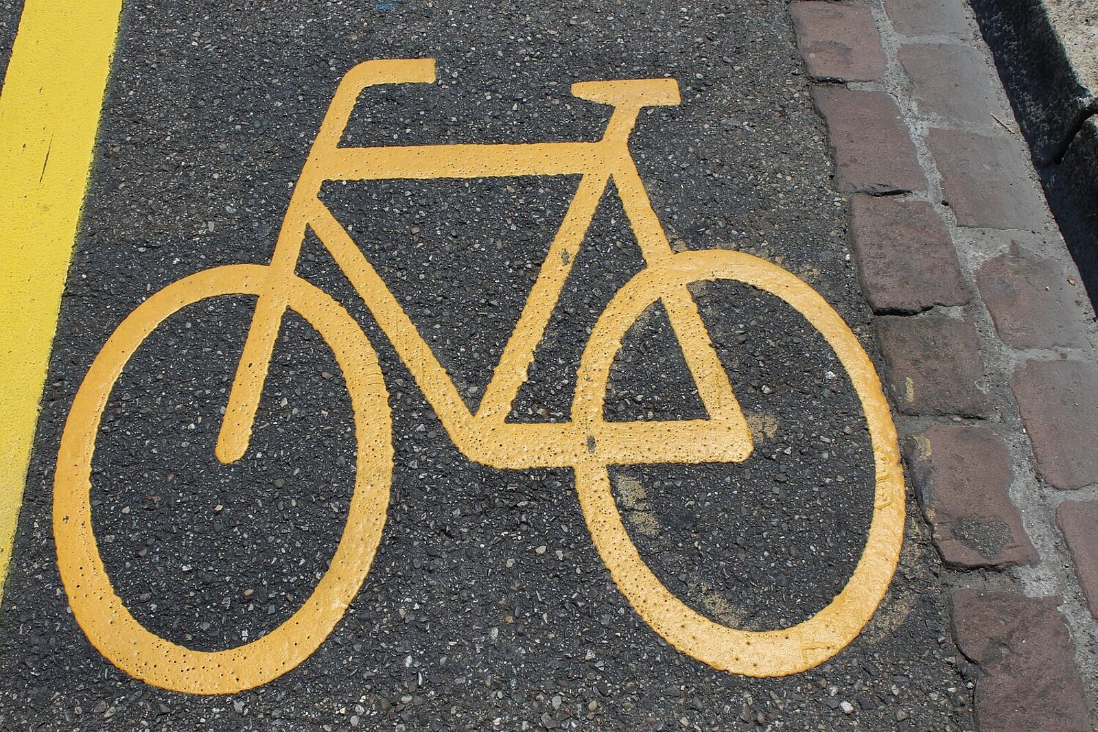 Ein Fahrrad auf dem Strasse kennzeichnet den Veloweg.