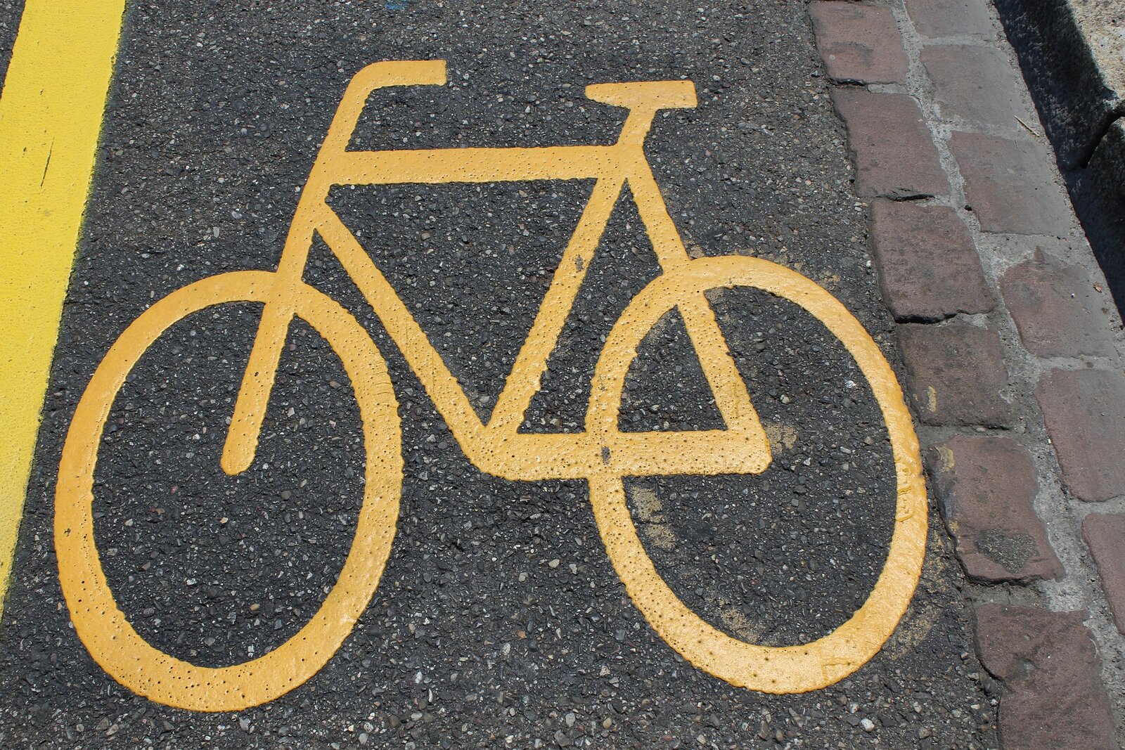 Ein Fahrrad auf dem Strasse kennzeichnet den Veloweg.
