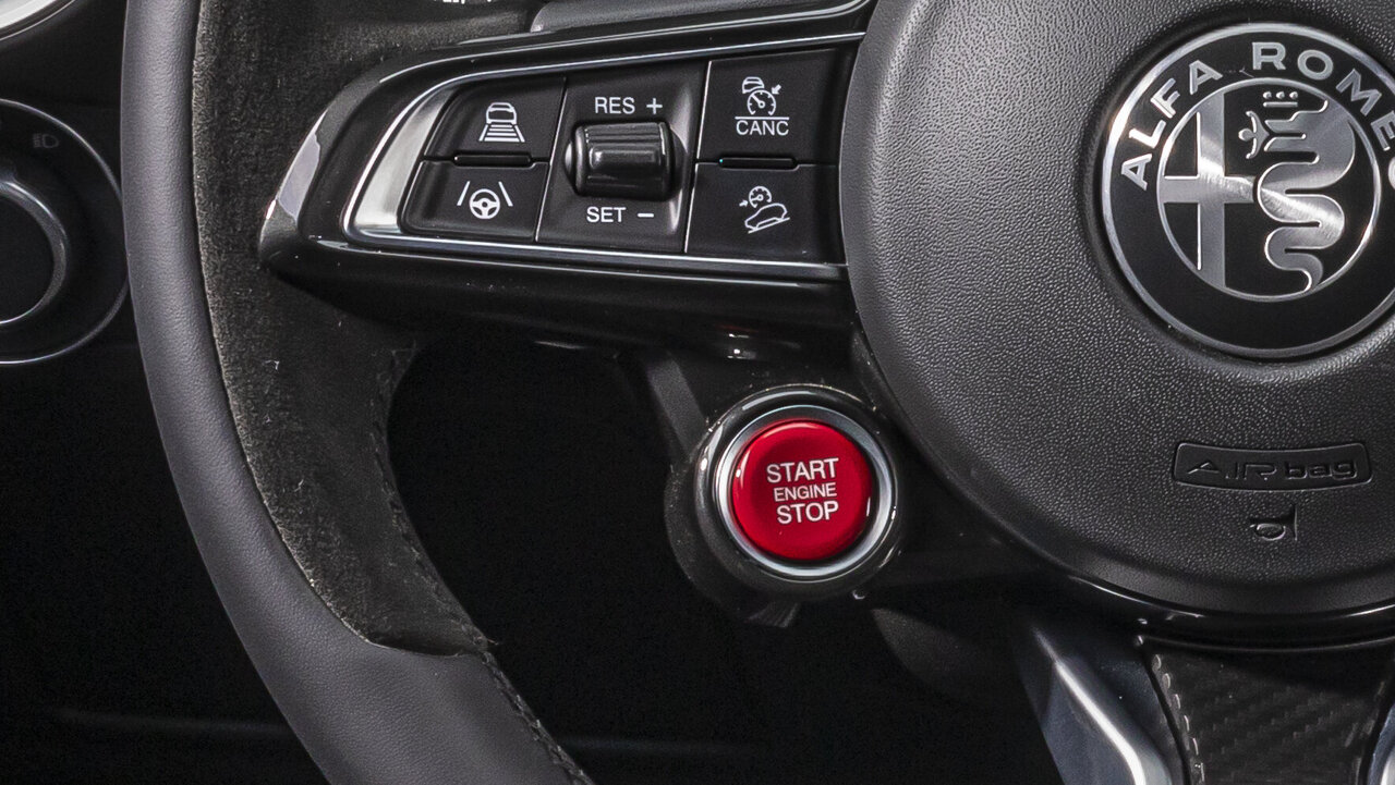 Startknopf im Alfa Romeo Stelvio QV