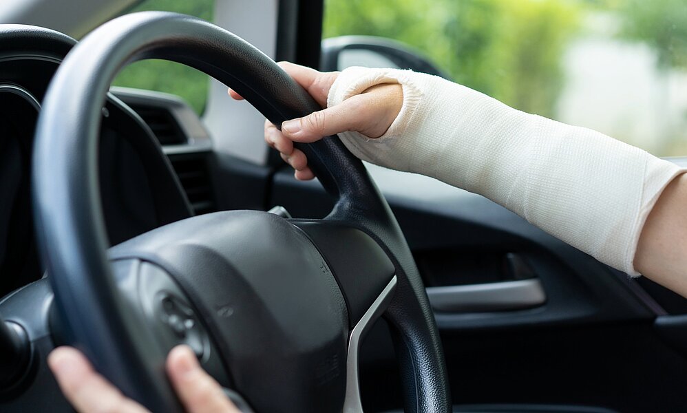 Mit Arm im Gips am Steuer