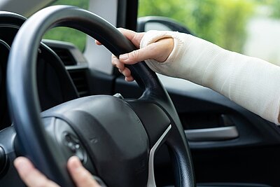 Mit Arm im Gips am Steuer