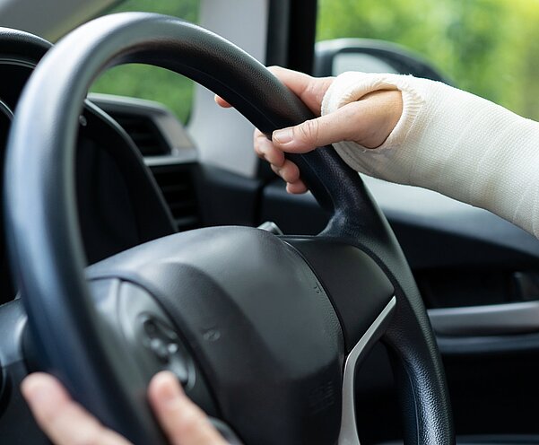 Mit Arm im Gips am Steuer