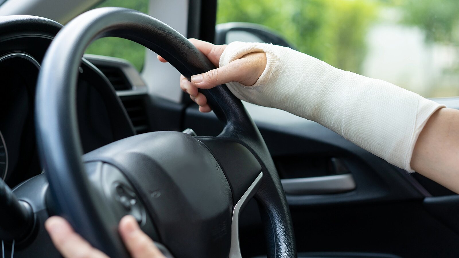 Mit Arm im Gips am Steuer