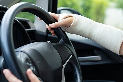 Mit Arm im Gips am Steuer