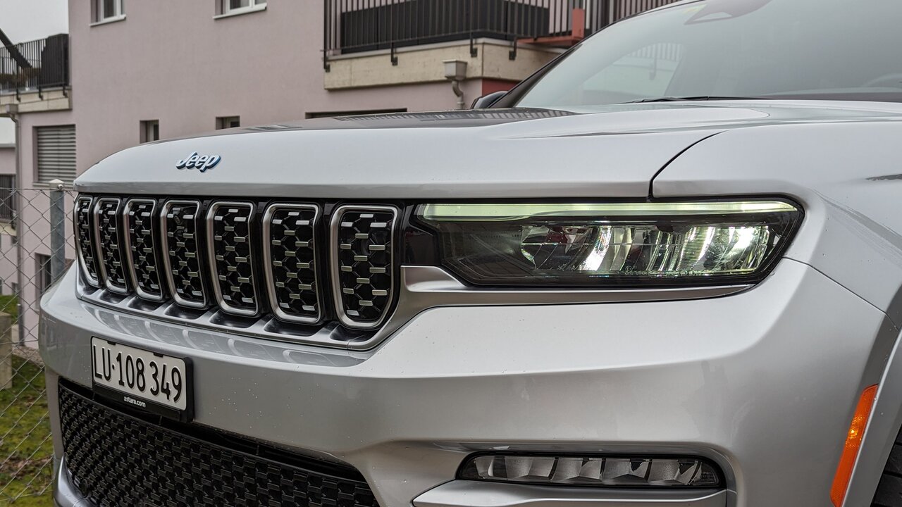 Kühlergrill des Jeep Grand Cherokee
