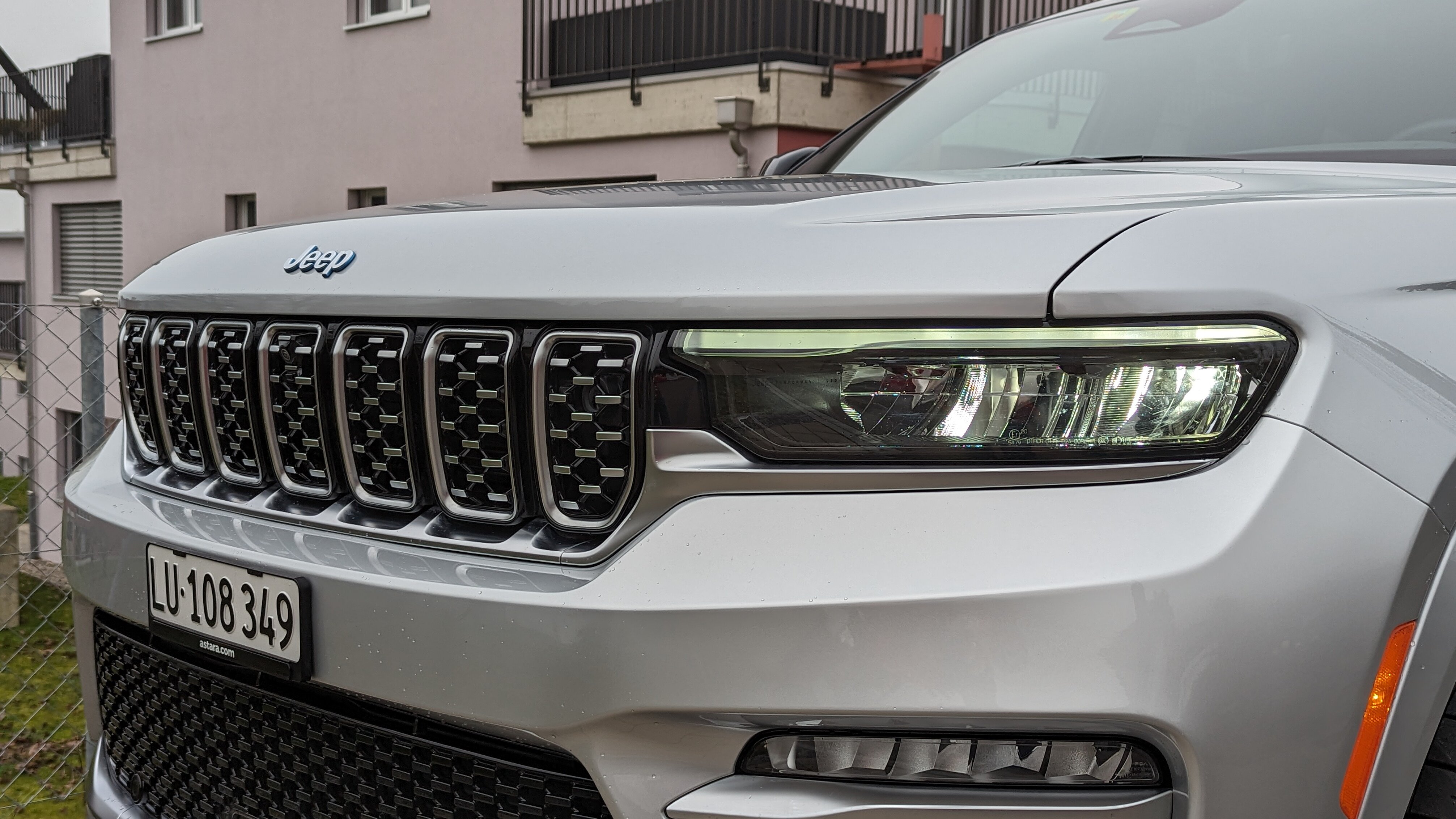 Kühlergrill des Jeep Grand Cherokee