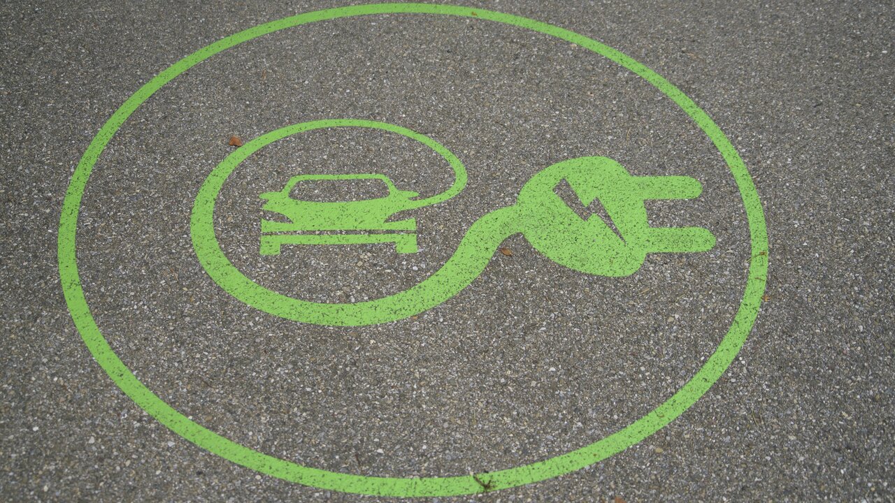 Symbol für einen Parkplatz mit Ladestation