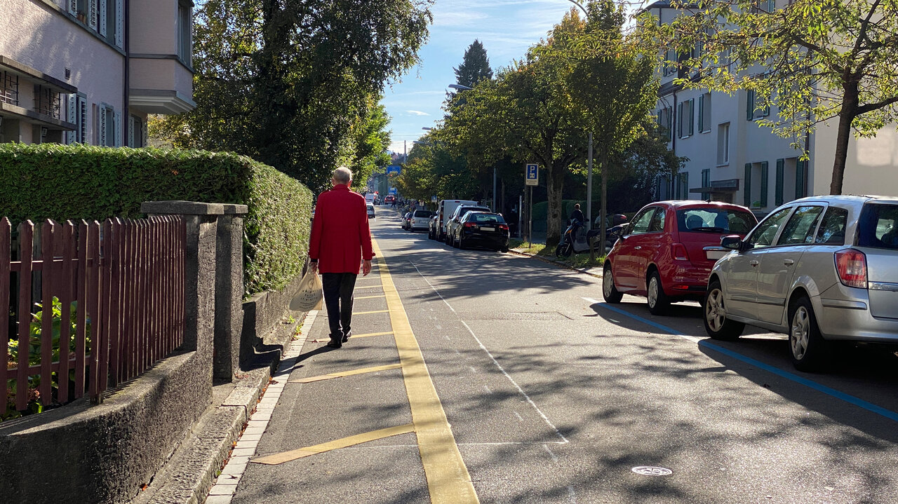 Im Falle von Längsstreifen gelten dieselben Regeln wie auf dem Trottoir.