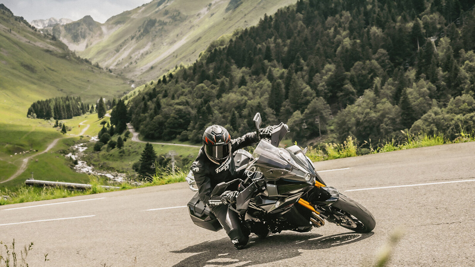 Suzuki-Motorrad in voller Fahrt