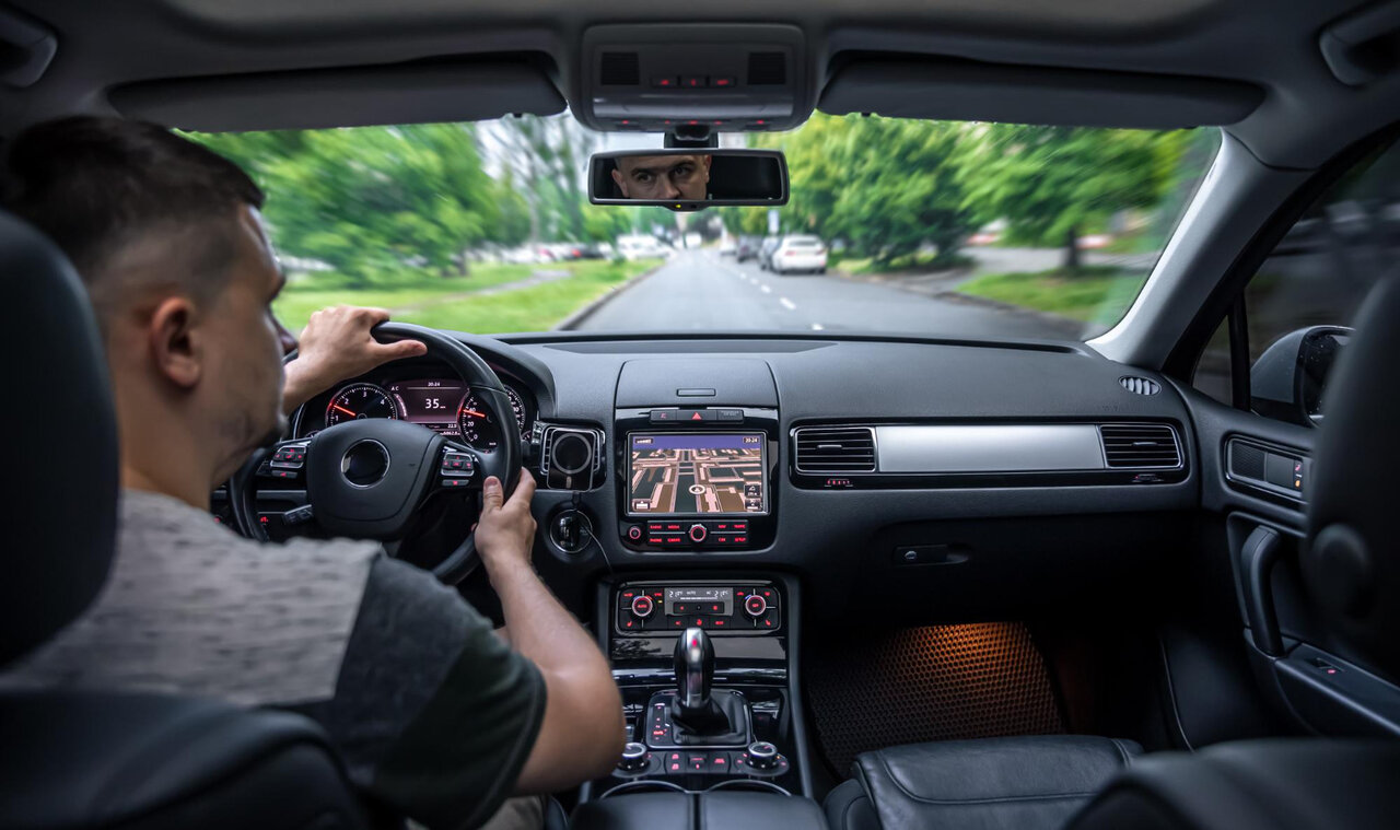 An welche Angabe muss ich mich halten? Ans Navi oder die Geschwindigkeitstafel? Bild: pvproductions, Freepik