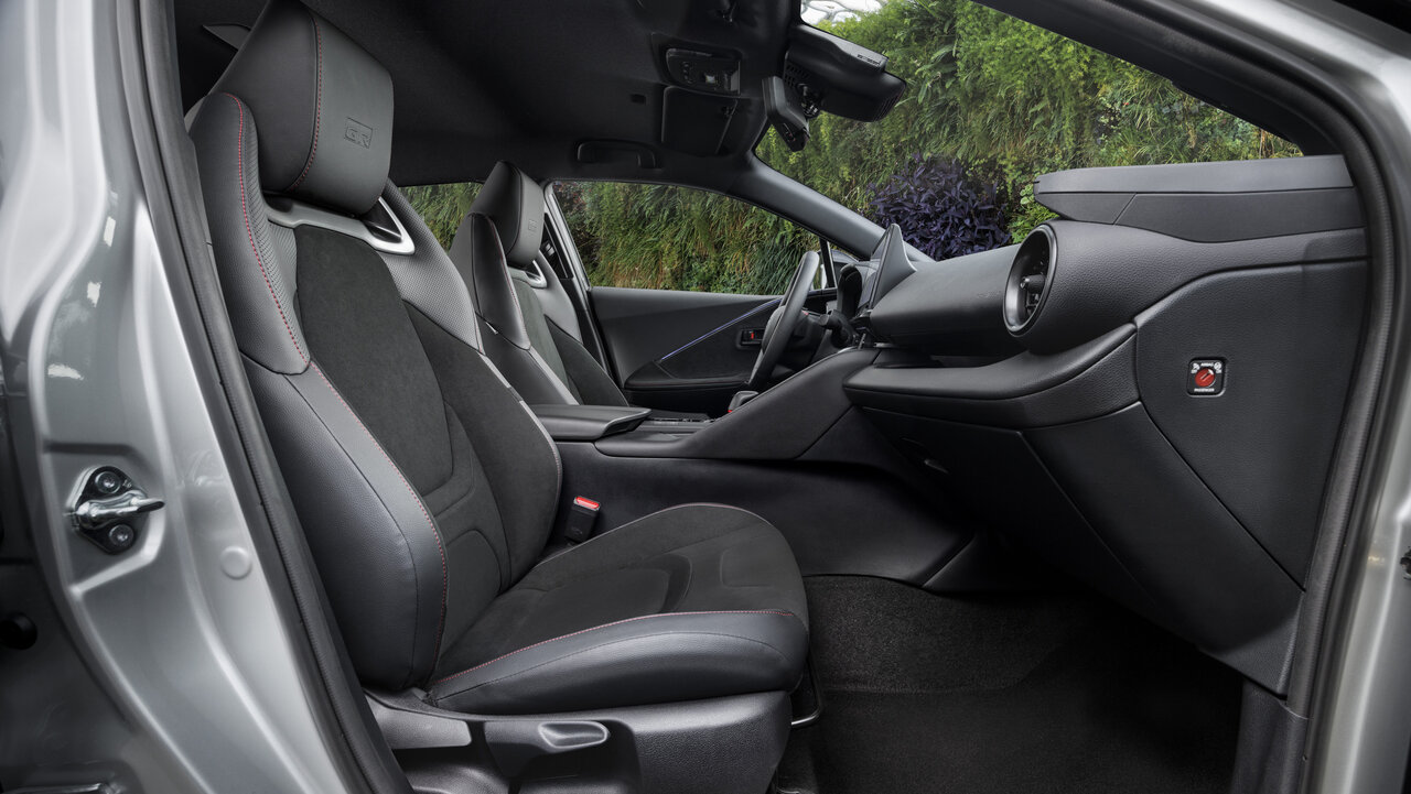 Vordersitze im Toyota C-HR