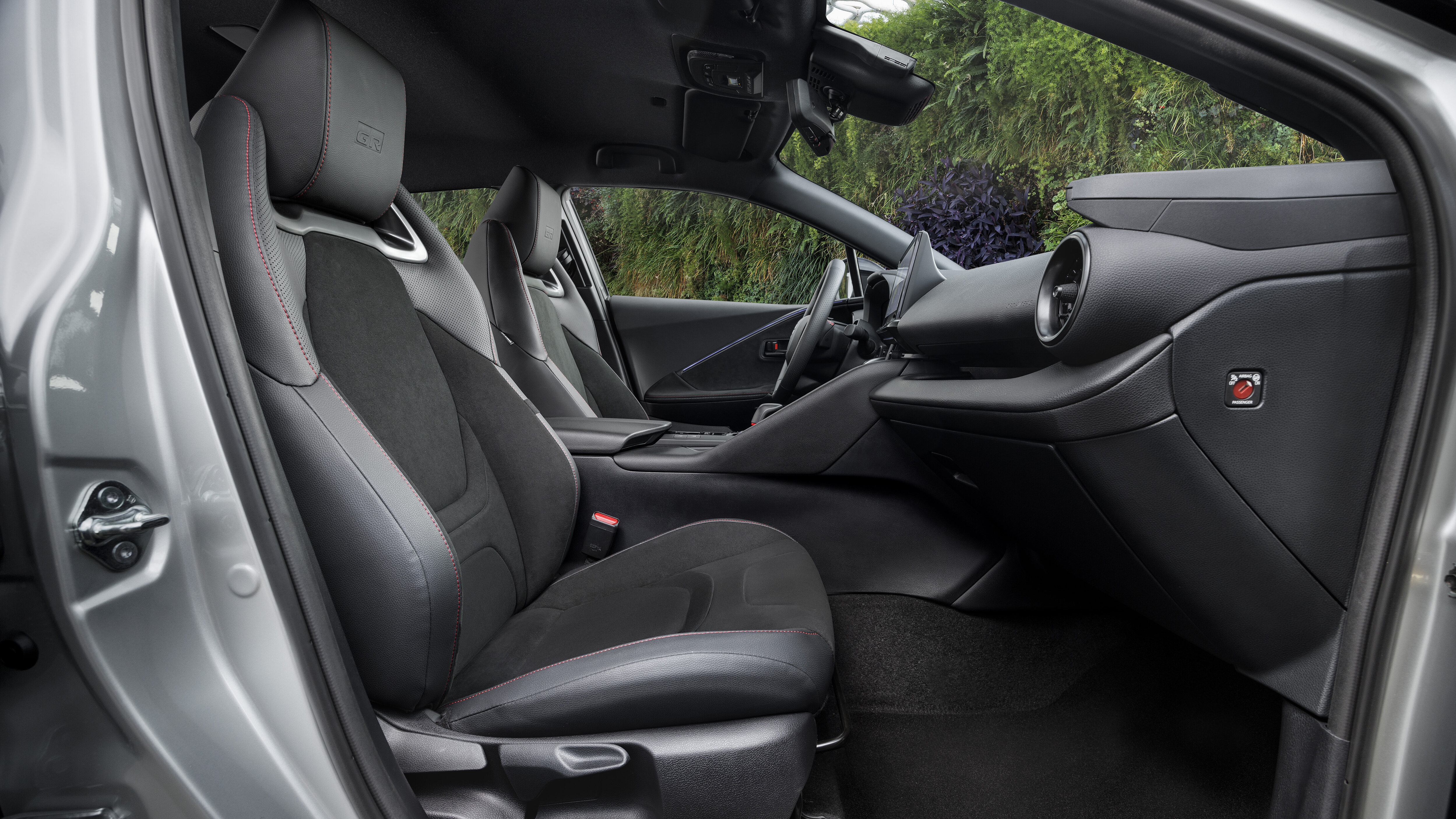 Vordersitze im Toyota C-HR