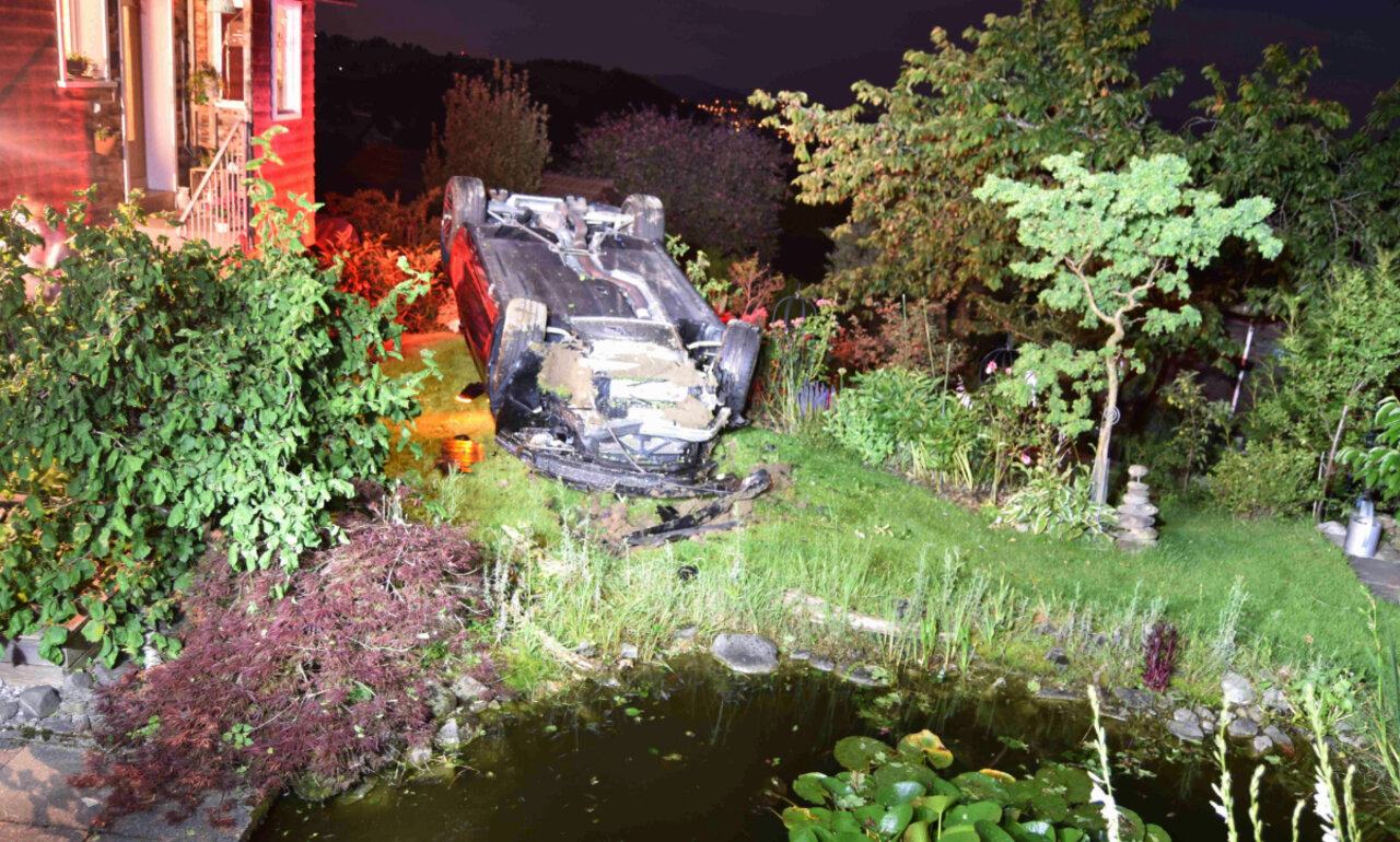 Der Sportwagen überflog den Teich und landete danach auf dem Dach. Bild: Kantonspolizei AR