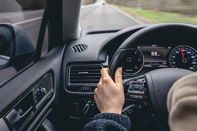 Blick nach vorne aus einem fahrenden Auto