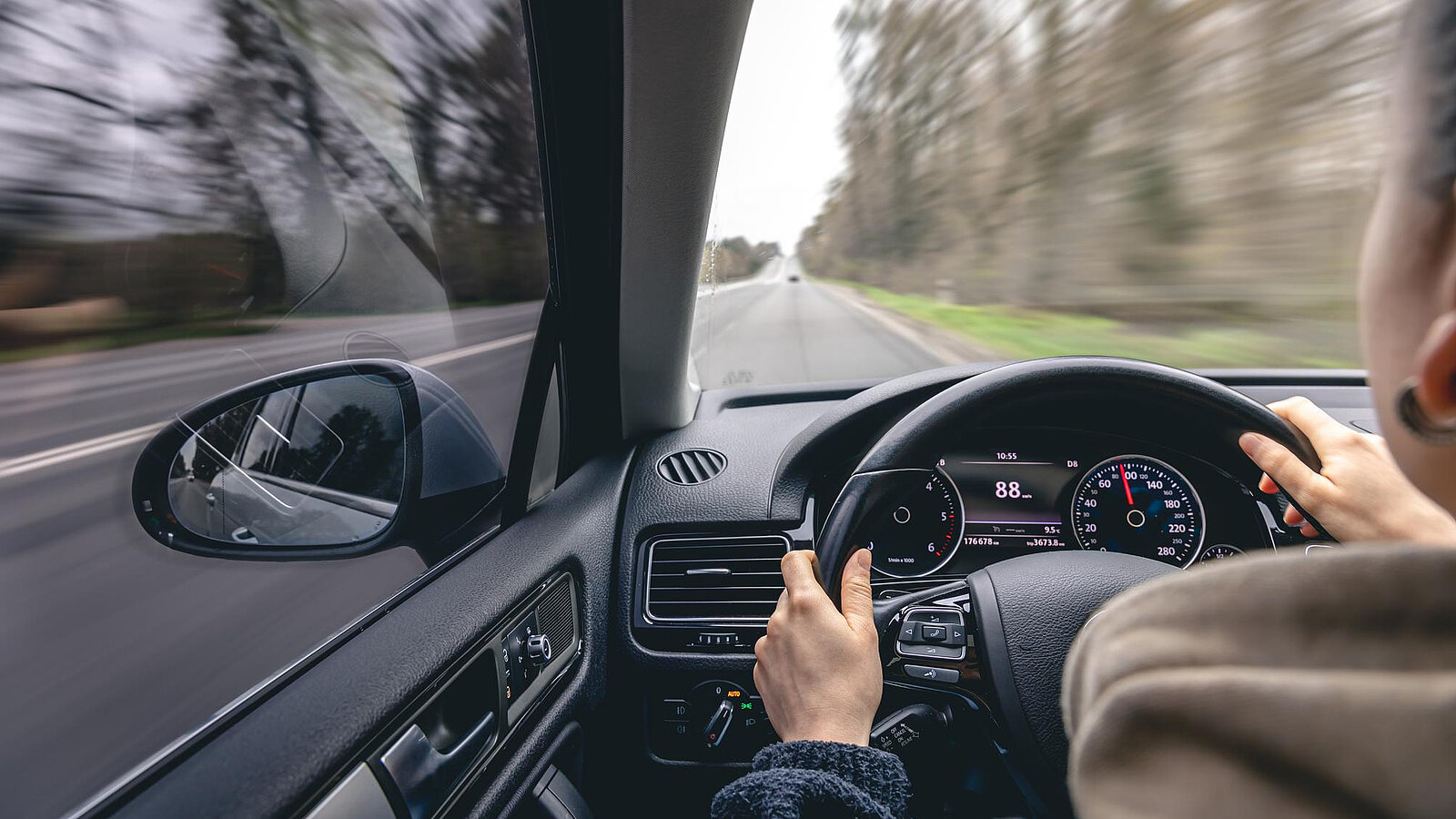 Blick nach vorne aus einem fahrenden Auto
