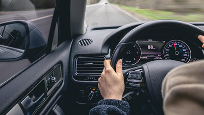 Blick nach vorne aus einem fahrenden Auto