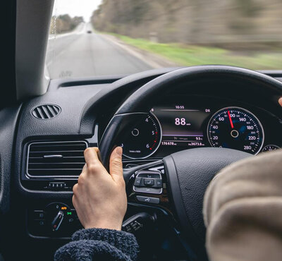 Blick nach vorne aus einem fahrenden Auto