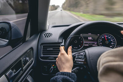 Blick nach vorne aus einem fahrenden Auto