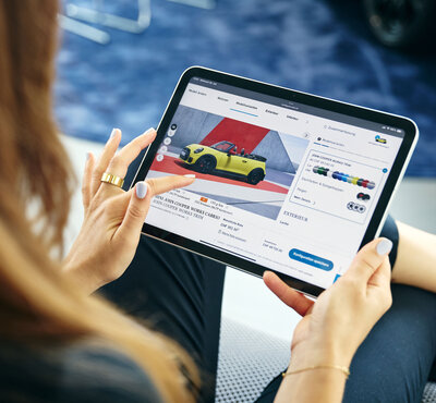 Jemand sucht online ein Auto