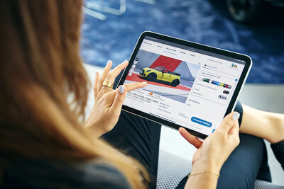 Jemand sucht online ein Auto