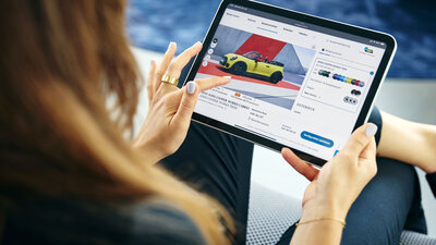 Jemand sucht online ein Auto